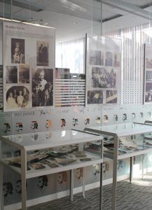 razstavne vitrine pred domoznanskim oddelkom