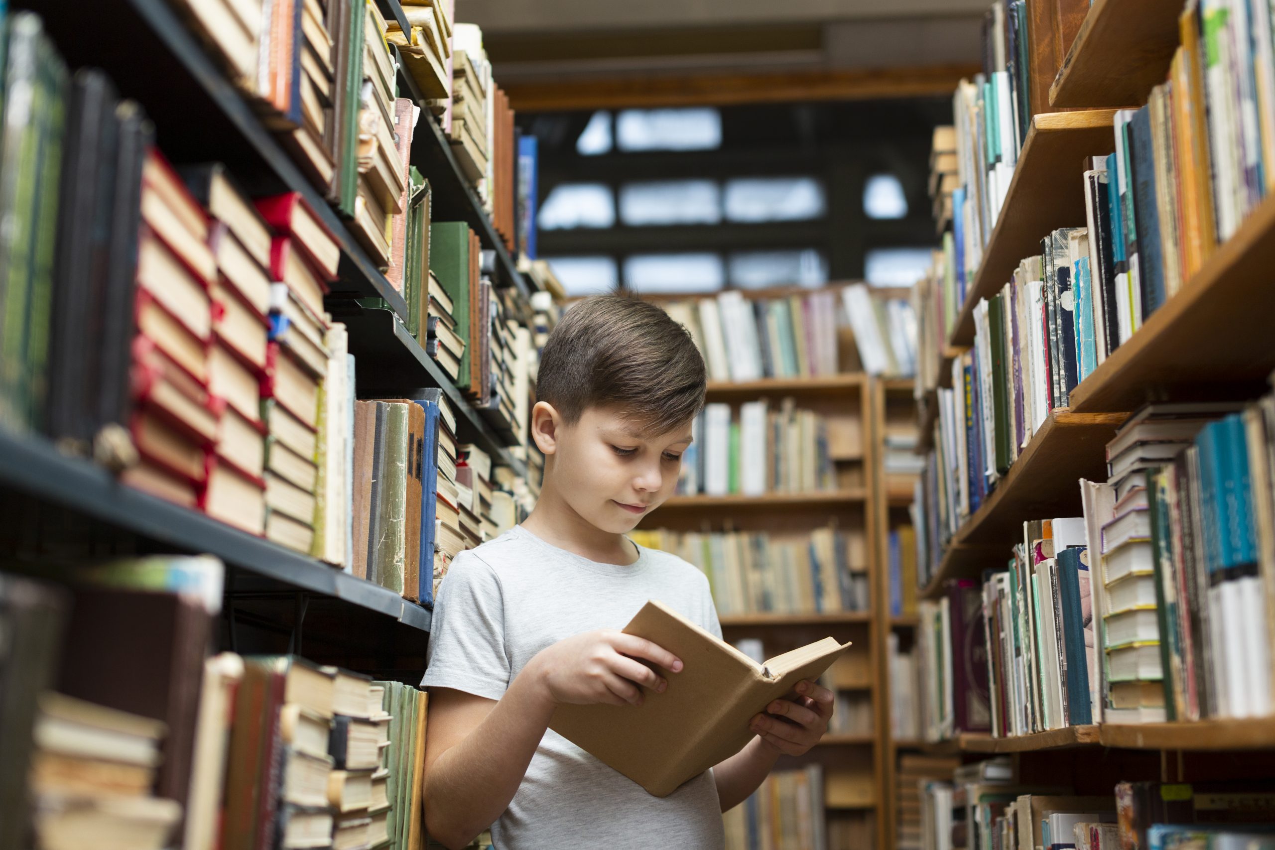 Knjižnica za otroke in mladino, fant bere knjigo